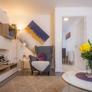  Holiday home Modern 2 Bed House With Parking And Garden United Kingdom
